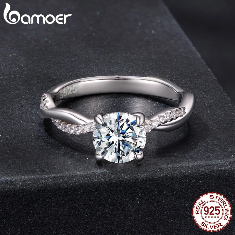 Ring with leaf motif