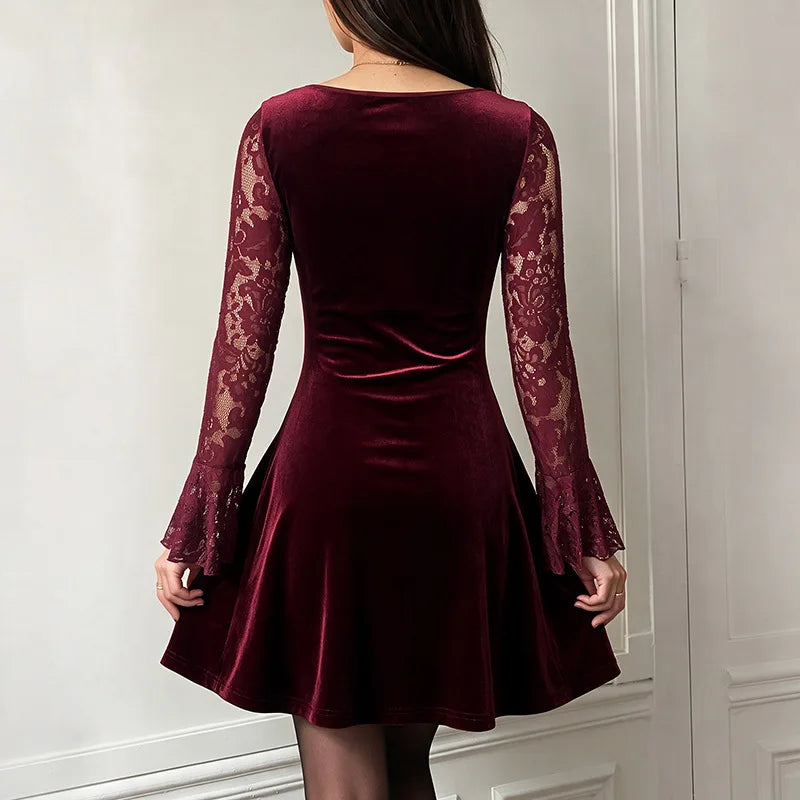 Mini abito da donna con scollo a V e maniche a campana