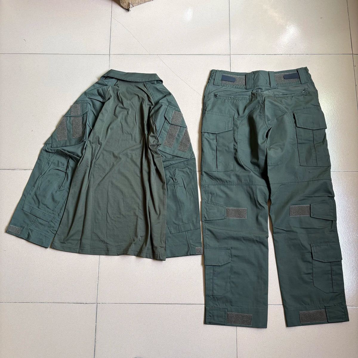Completo mimetico uomo con maglia e pantaloni