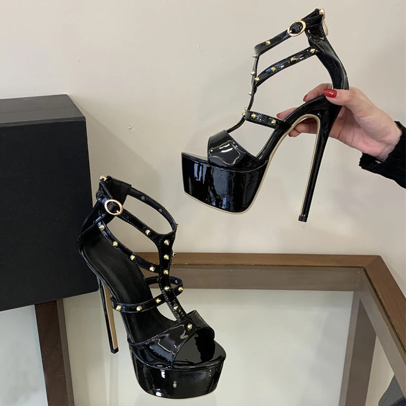 Sandali donna Liyke con plateau e cinturini borchiati