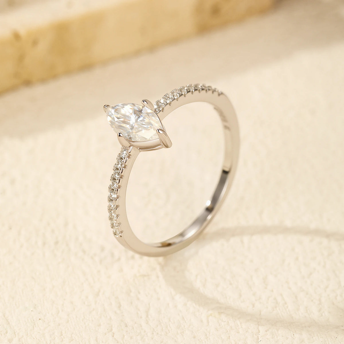 Anello in argento 925 con moissanite taglio rombo