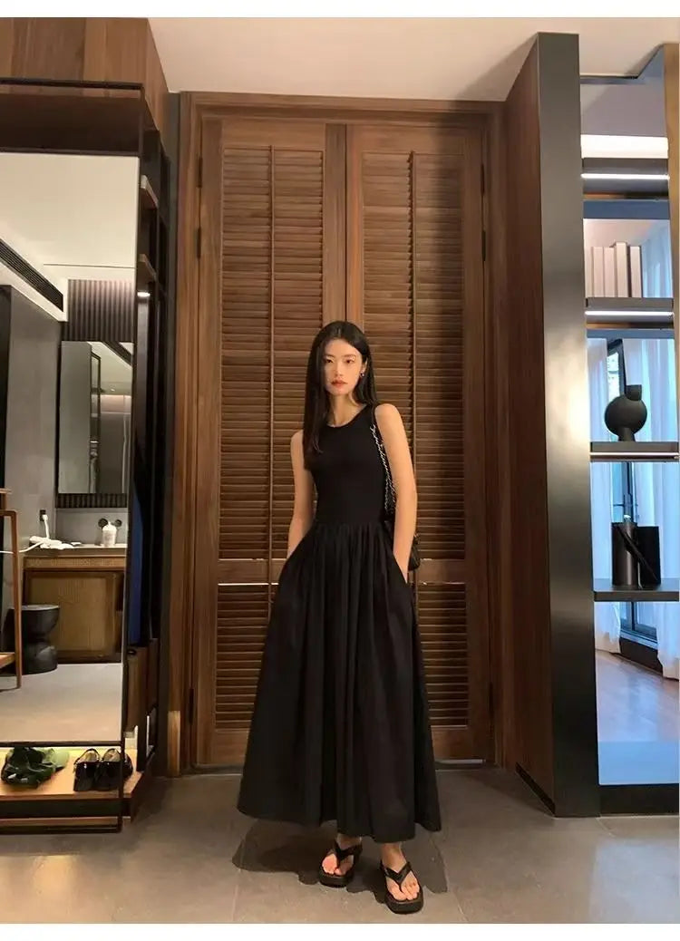 Langes ärmelloses schwarzes Damenkleid mit Taschen