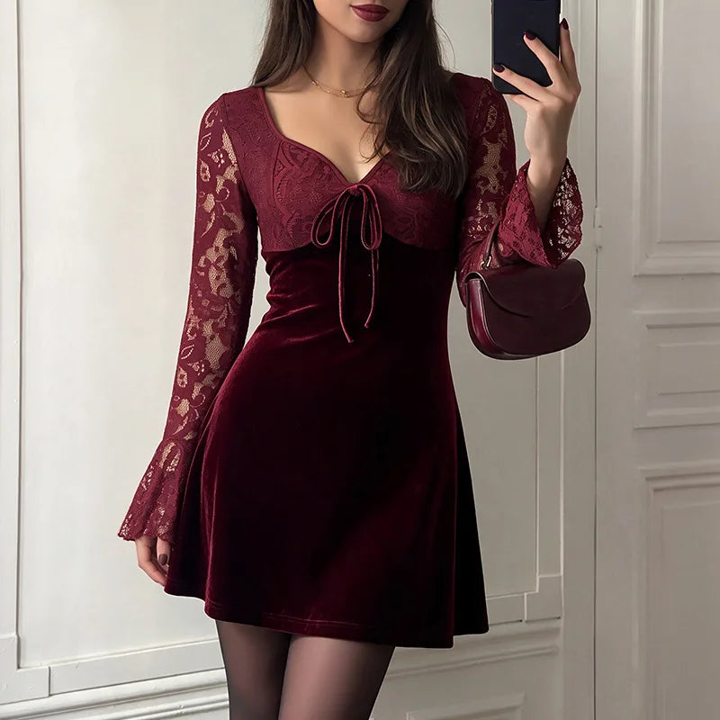 Mini abito da donna con scollo a V e maniche a campana
