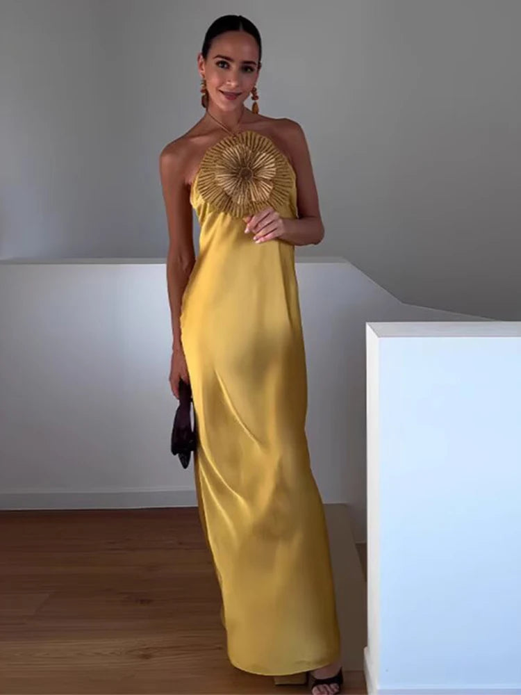 Abito lungo da sera con scollo all’americana e decorazione floreale