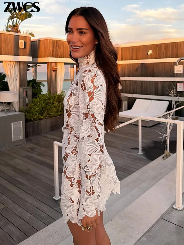 Mini abito da donna con maniche lunghe e scollo alto