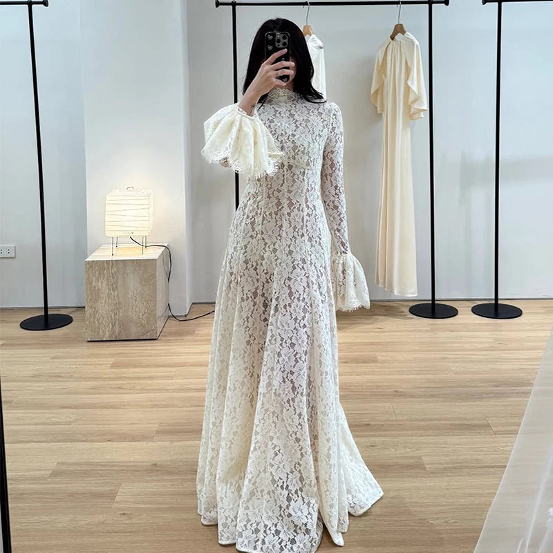 Weißes Maxikleid aus Polyester mit hohem Kragen und ausgestellten Ärmeln