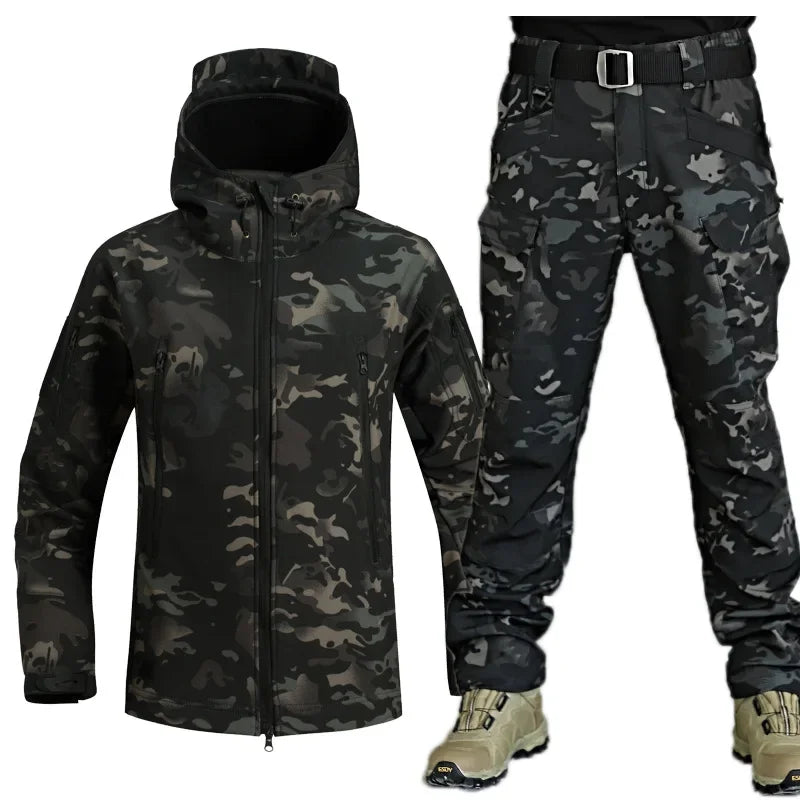 Winterverdickter Herren-Tarnanzug, wasserdichtes taktisches Trainingsset, Kapuzenjacke mit vielen Taschen, Fleecehose, Outdoor-Jagd, 2-teilig