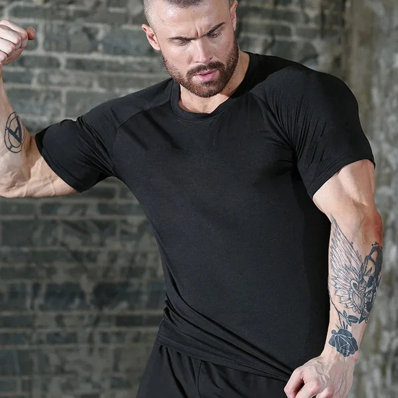 T-shirt uomo aderente a maniche corte per lo sport