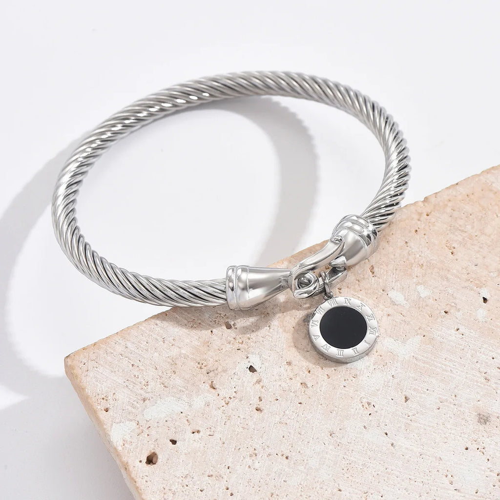 316L Edelstahl Gedrehte Kabelarmreif Römische Ziffern Anhänger Rundes Charm-Armband Wasserfest Hypoallergen Farbbeständig Damenschmuck