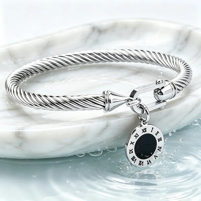 316L Edelstahl Gedrehte Kabelarmreif Römische Ziffern Anhänger Rundes Charm-Armband Wasserfest Hypoallergen Farbbeständig Damenschmuck