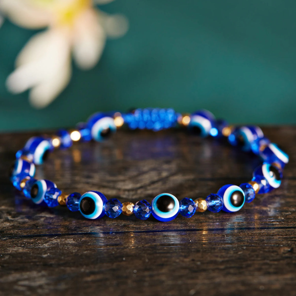 Bracciale con perline colorate e motivo occhio blu