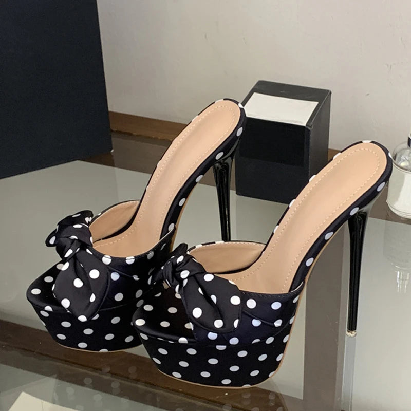 Mules donna Liyke a pois con fiocco e plateau