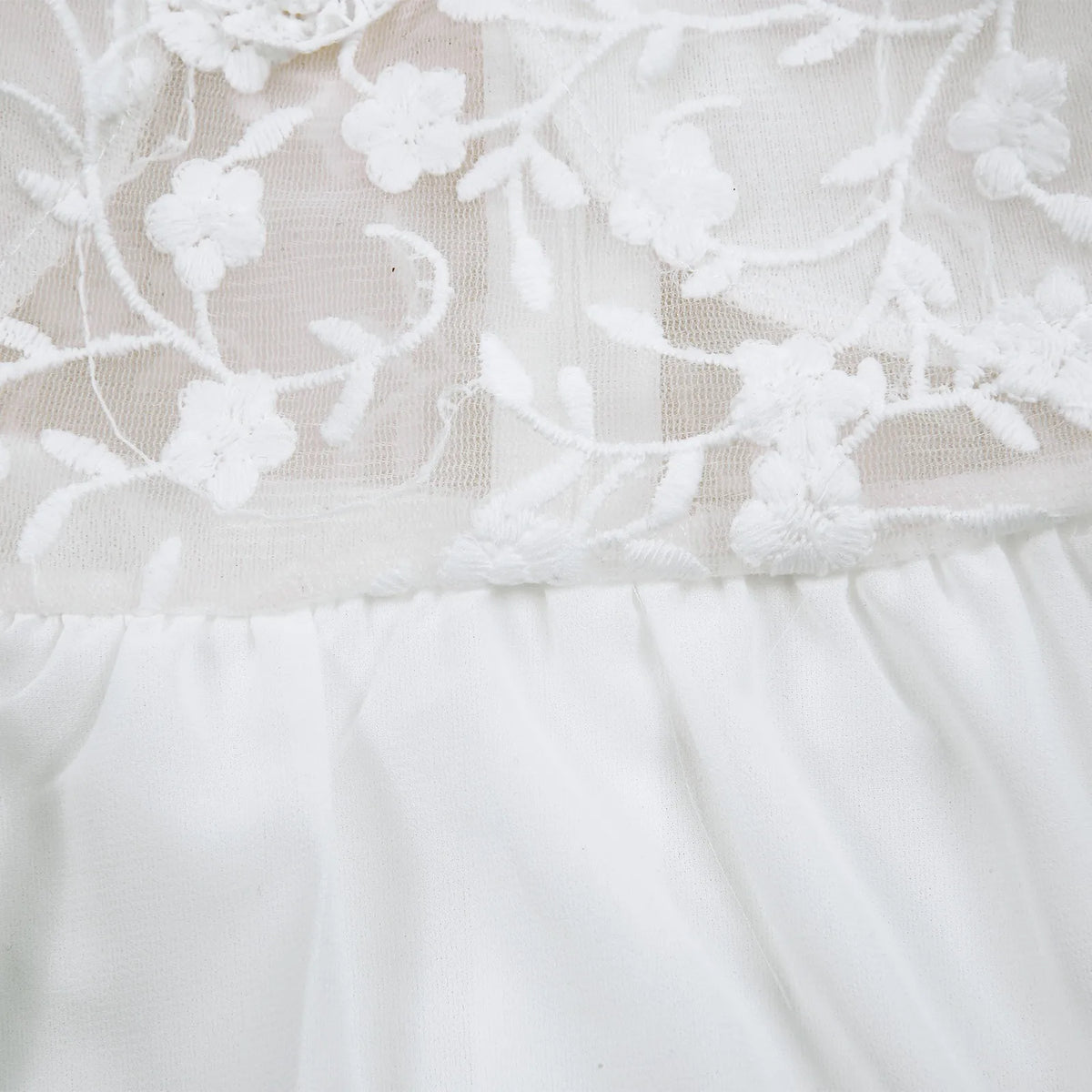 Abito da sposa in pizzo con scollo rotondo