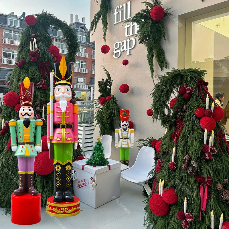 Horloge enneigée en forme de sapin de Noël en hiver