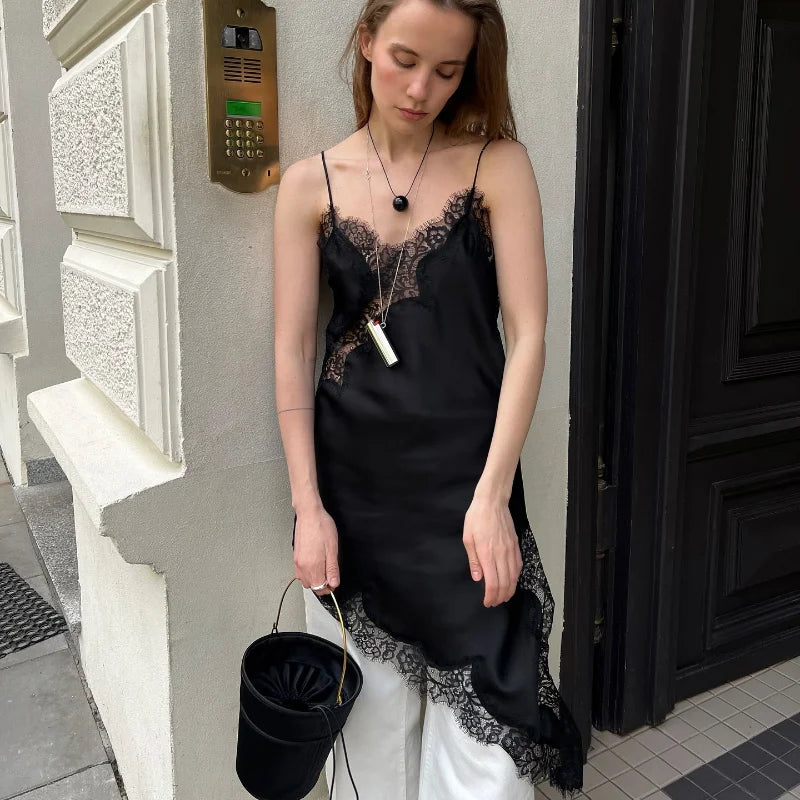 Mini abito da donna con maniche lunghe e scollo alto