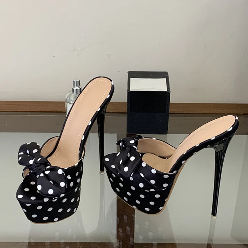 Mules donna Liyke a pois con fiocco e plateau