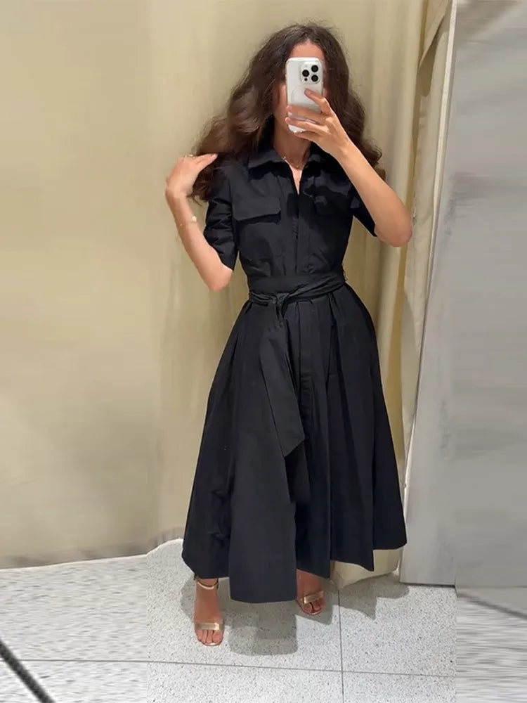 Langes Damenkleid mit Reverskragen und Frontbindung