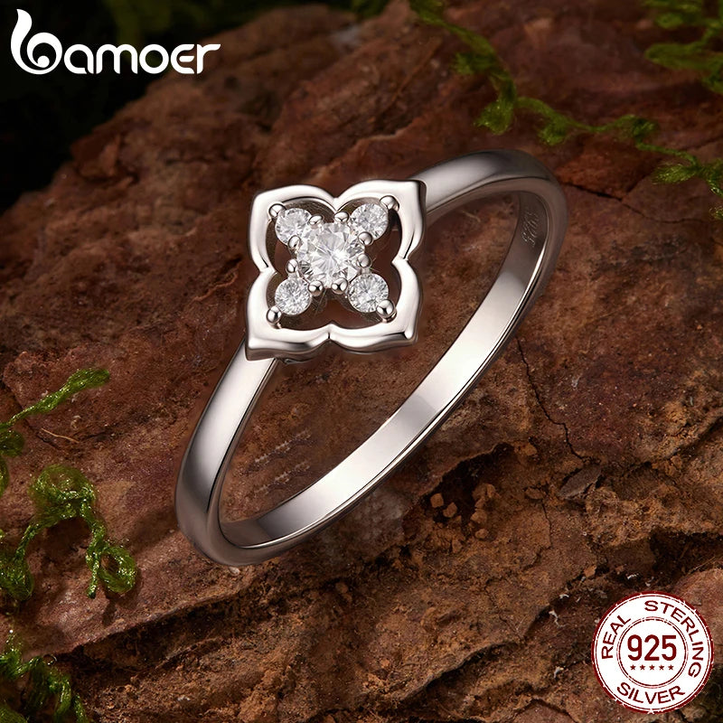 Anello con motivo a quadrifoglio