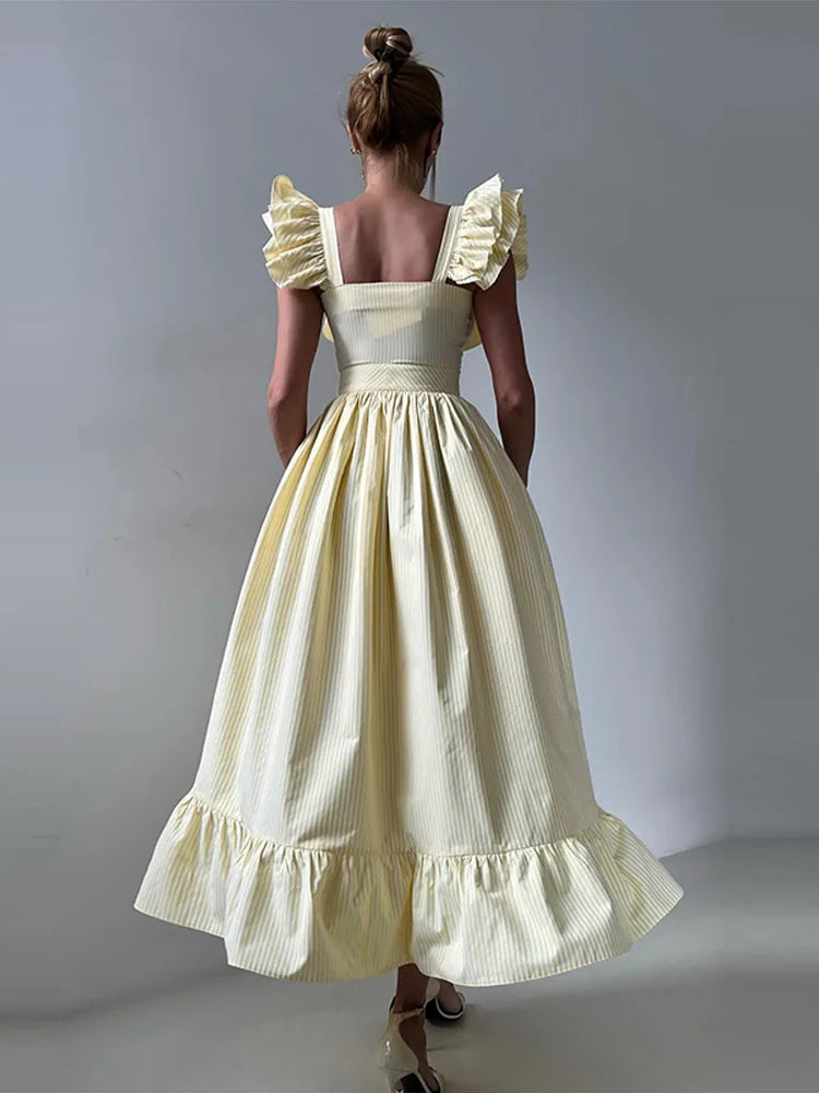 Langes Damenkleid mit Flügelärmeln, Rüschen und Streifen, elegantem Karree-Ausschnitt, taillierter Passform und Falten, schickes Partykleid