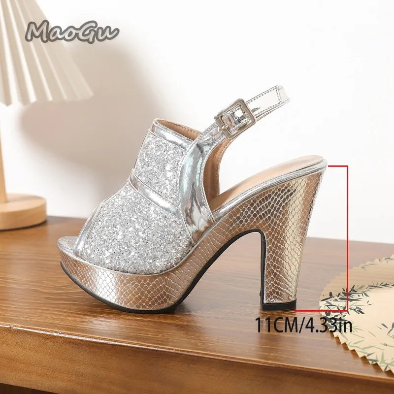 Damen-Sandalen mit Plateau, silbernem Glitzer und offener Spitze, elegantem Blockabsatz und Fersenriemen – funkelnde Pumps für festliche Anlässe