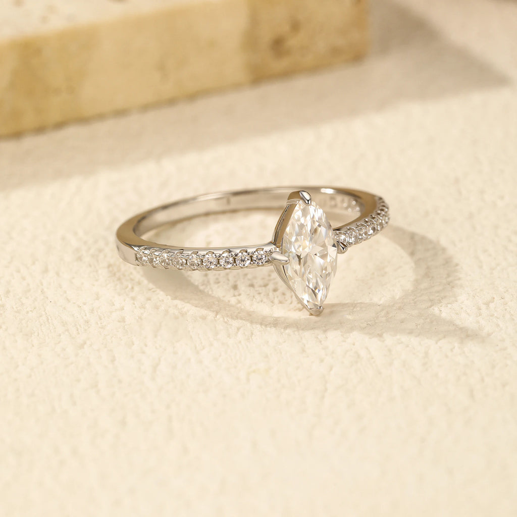 Anello in argento 925 con moissanite taglio rombo
