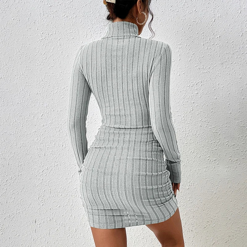 Mini abito aderente in maglia con collo alto e maniche lunghe