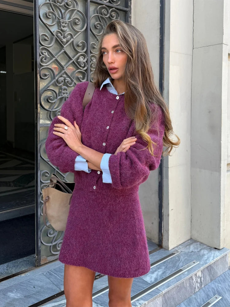 Completo da donna con cardigan e minigonna — immagine 1