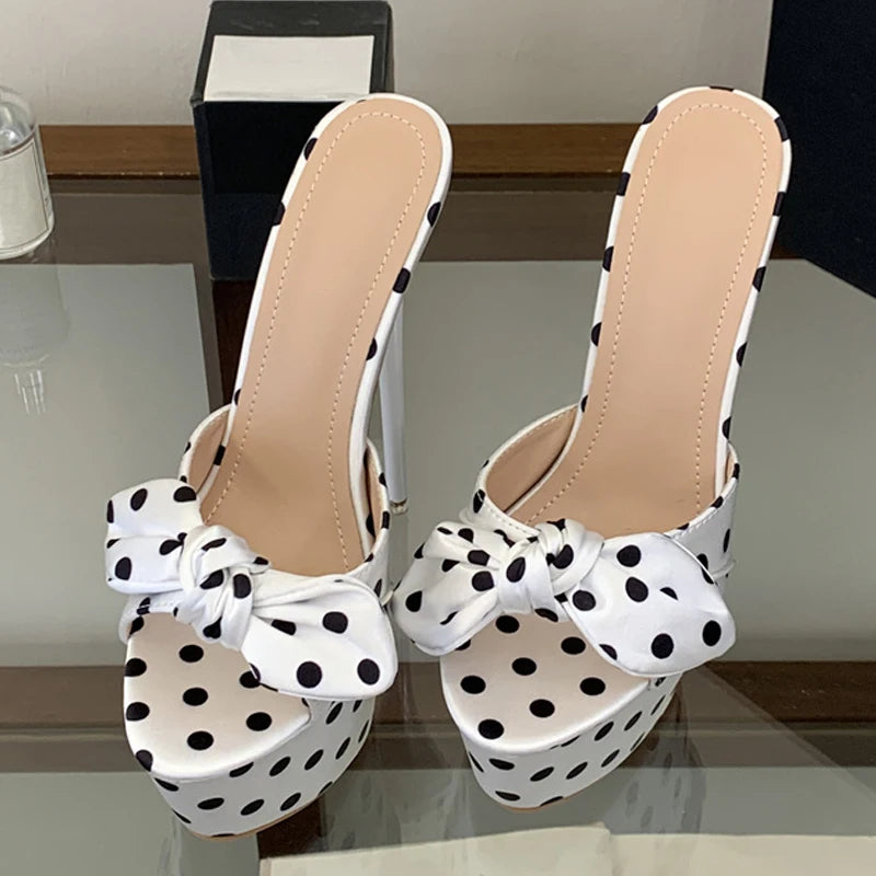 Mules donna Liyke a pois con fiocco e plateau