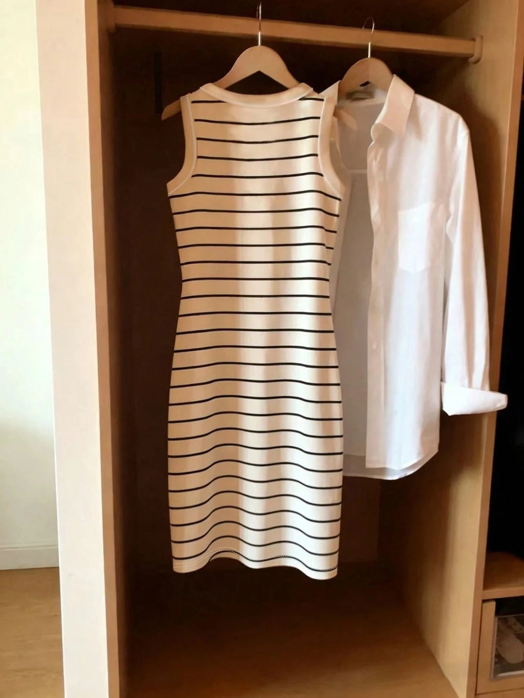 Abito corto a righe da donna senza maniche