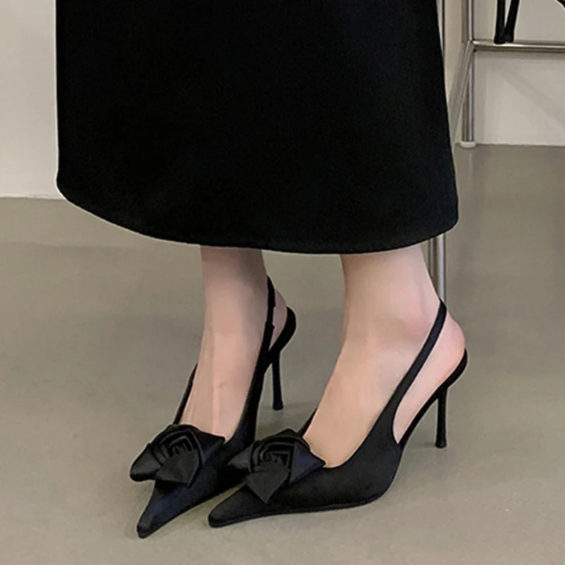 Slingback donna Liyke a punta con fiore geometrico in raso