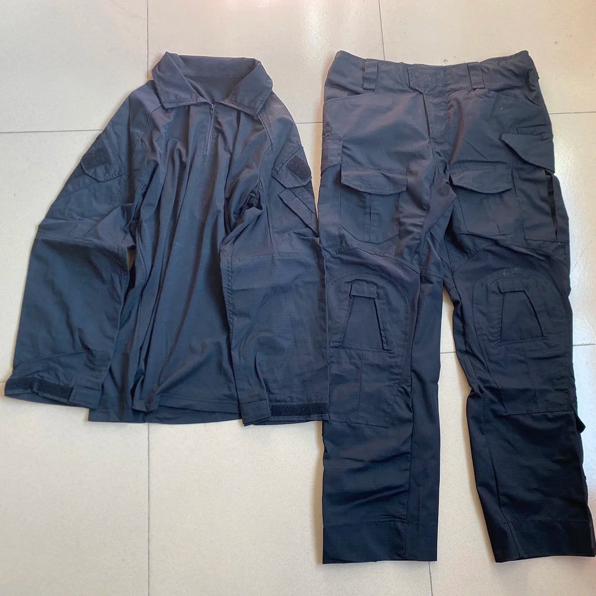 Completo mimetico uomo con maglia e pantaloni