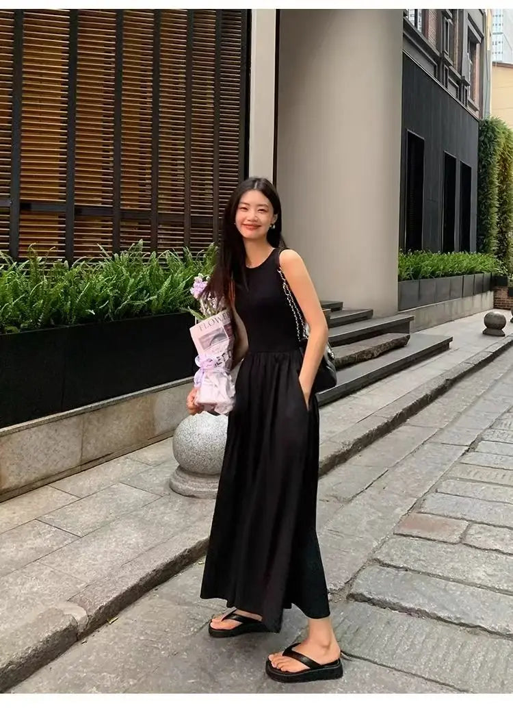Langes ärmelloses schwarzes Damenkleid mit Taschen