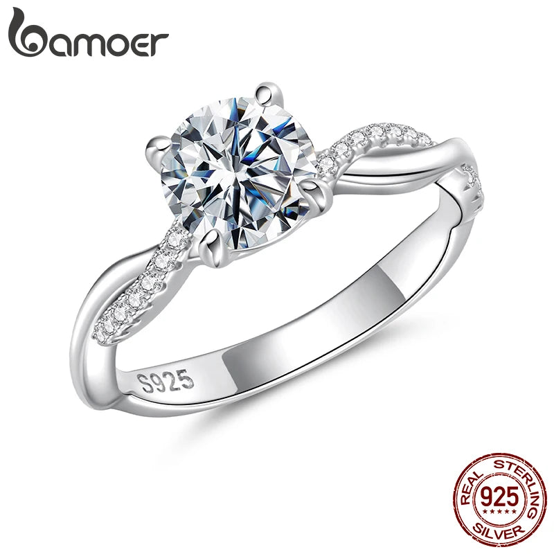 Ring with leaf motif