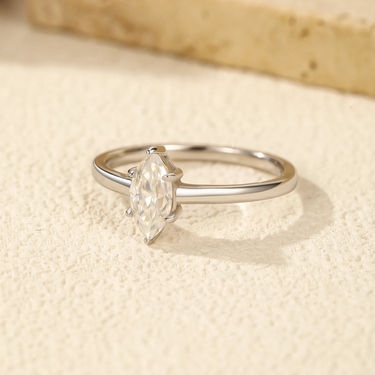Anello in argento 925 con moissanite taglio marquise