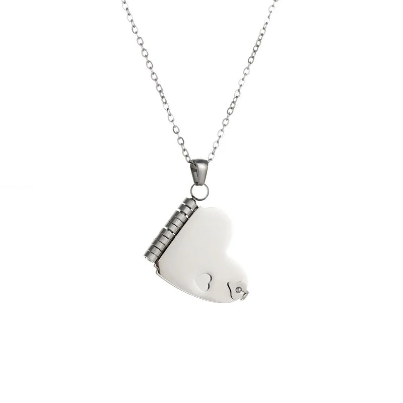 Collana a libro in acciaio inox con incisione personalizzabile