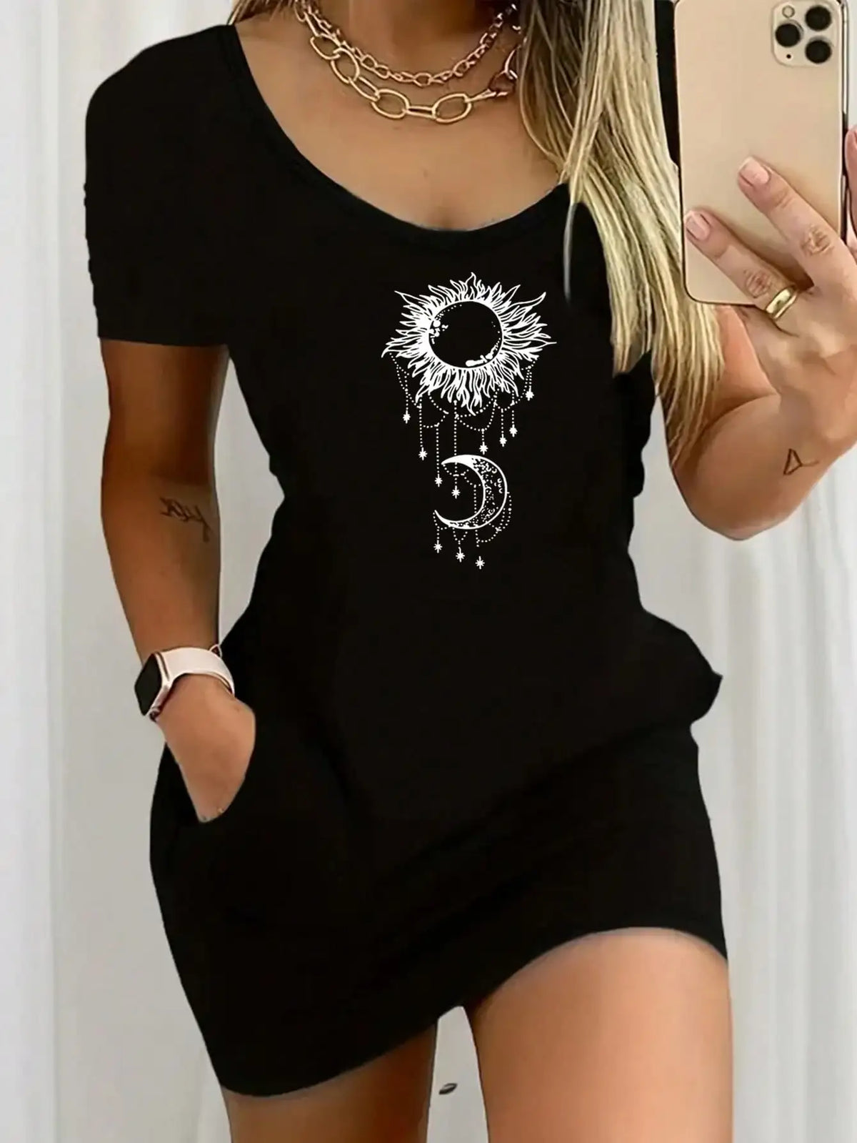 Mini abito da donna a maniche corte con fantasia geometrica