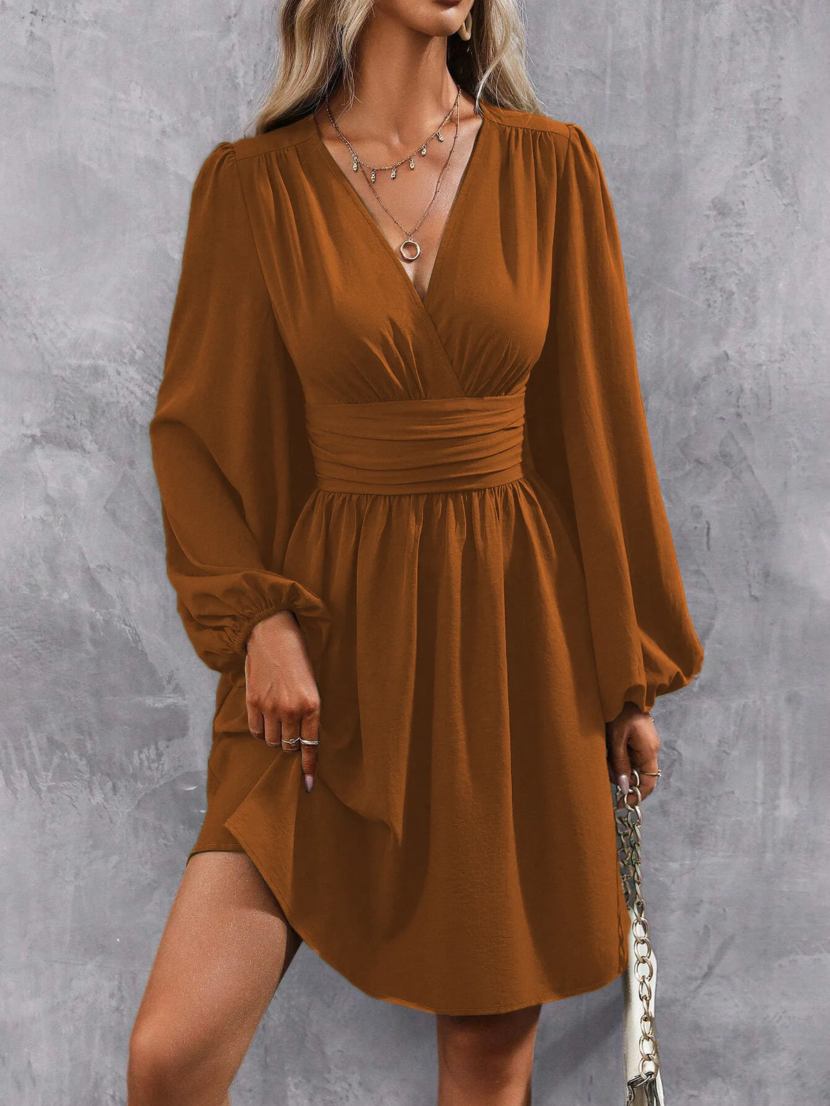 Mini abito da donna con scollo a V e punto vita arricciato