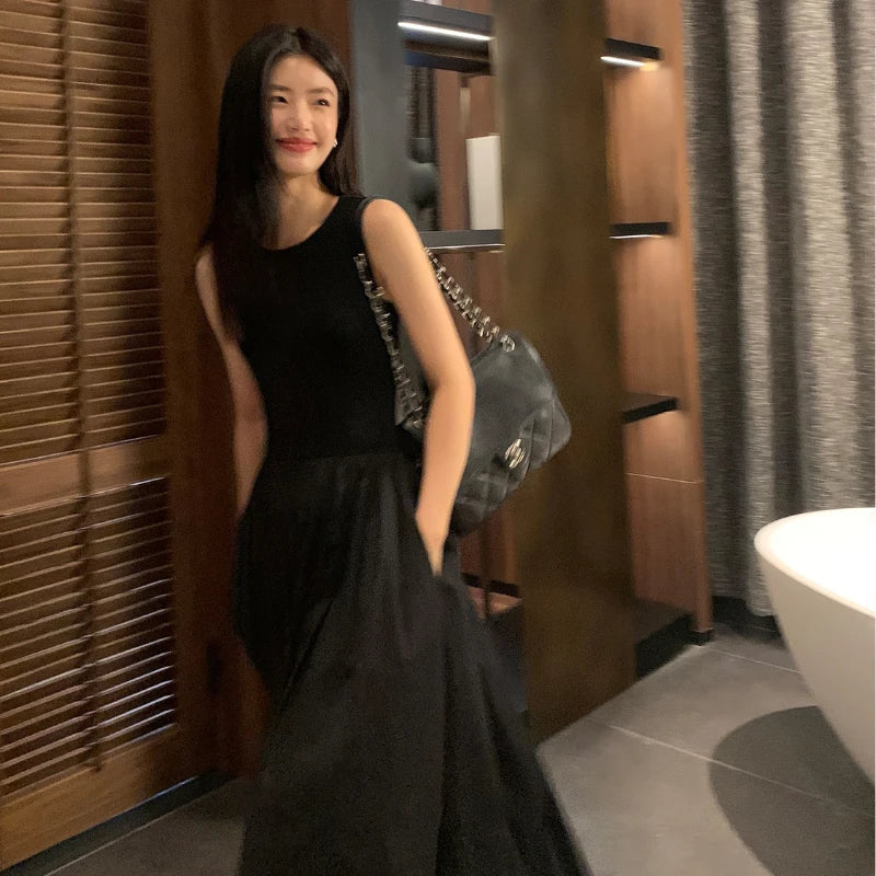 Langes ärmelloses schwarzes Damenkleid mit Taschen