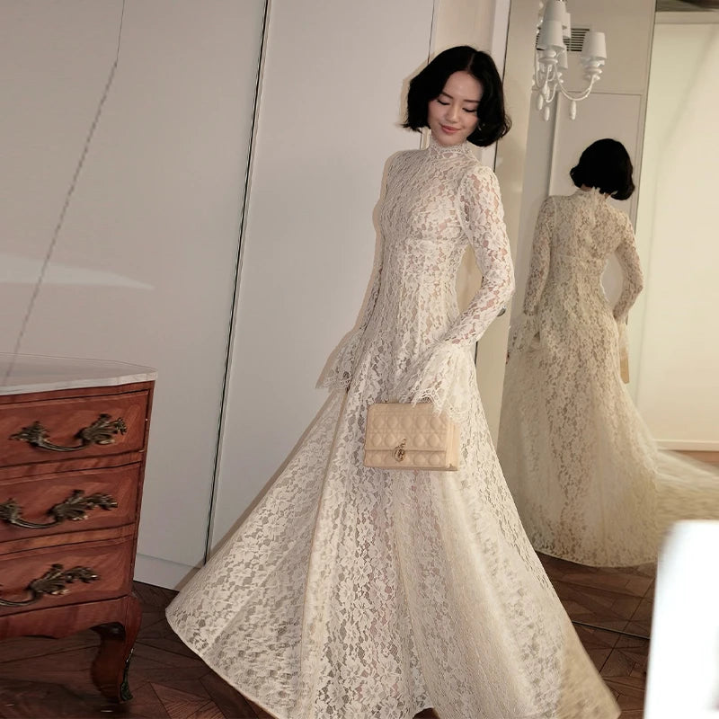 Weißes Maxikleid aus Polyester mit hohem Kragen und ausgestellten Ärmeln