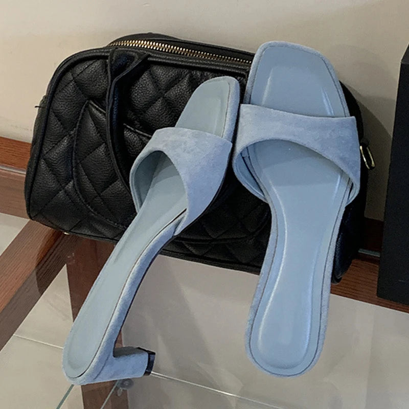 Mules donna Liyke a fascia larga con tacco squadrato
