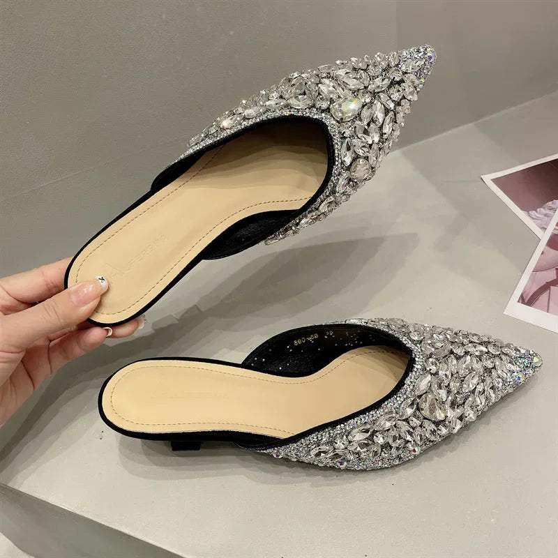Sandales de luxe à strass pour femme, mules à talon bas, chaussures ouvertes à l'arrière, tongs pointues scintillantes, escarpins mules.