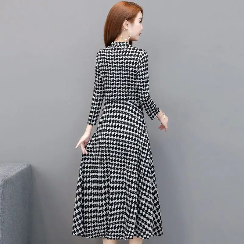 Abito da donna a quadri con scollo a V e zip