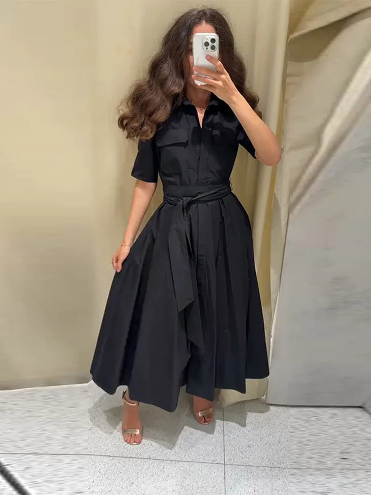 Langes Damenkleid mit Reverskragen und Frontbindung