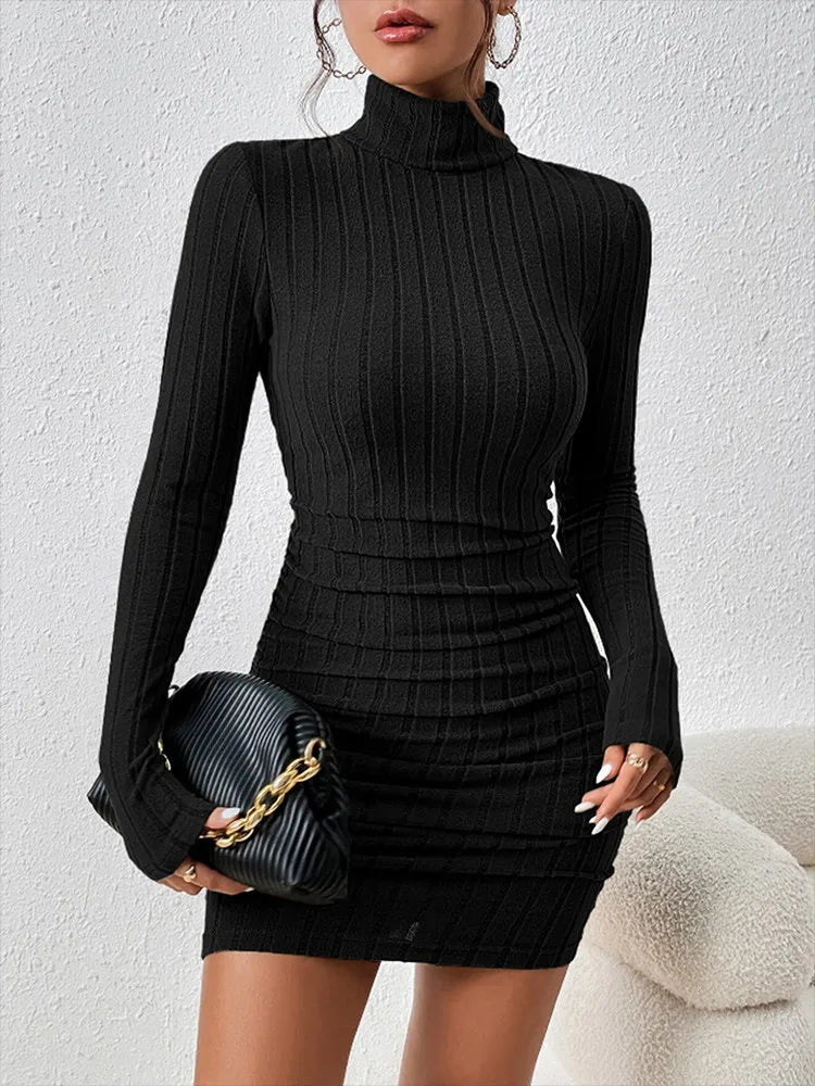 Mini abito aderente in maglia con collo alto e maniche lunghe