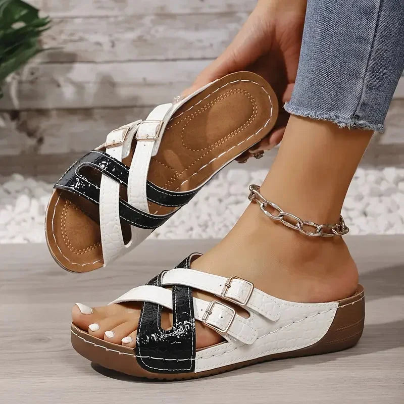 Ciabatte da donna con zeppa bassa e tomaia in PU