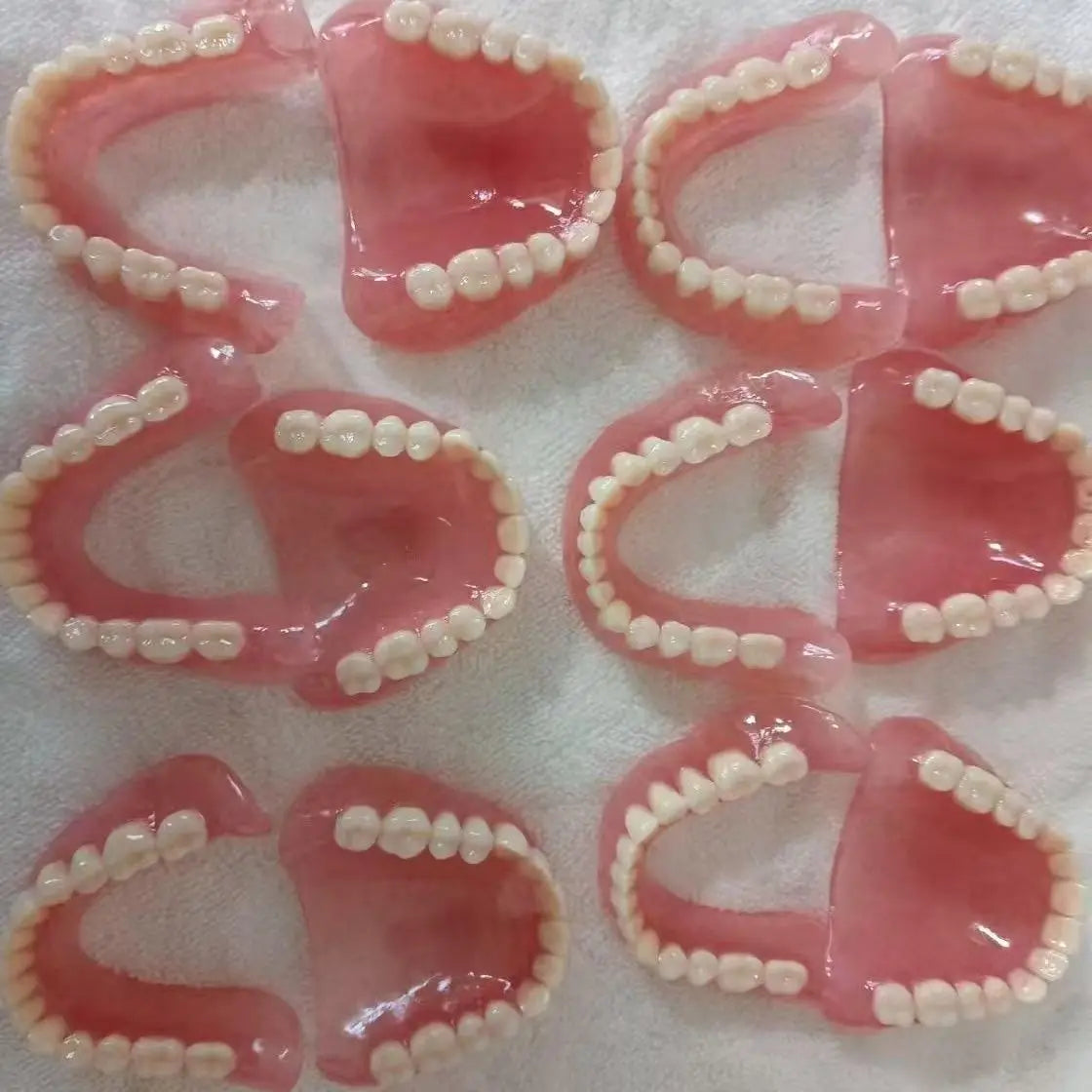 Prothèse dentaire complète sur mesure pour senior, dents en silicone souple et résine légère, boîte de prothèse portable pour les soins bucco-dentaires quotidiens