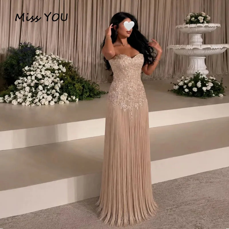Langes Festkleid mit Herzausschnitt und Paillettenverzierung