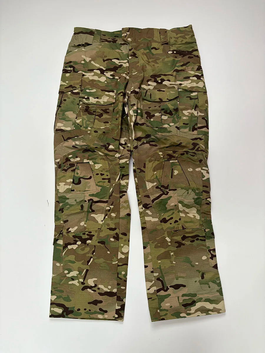Completo mimetico uomo con maglia e pantaloni