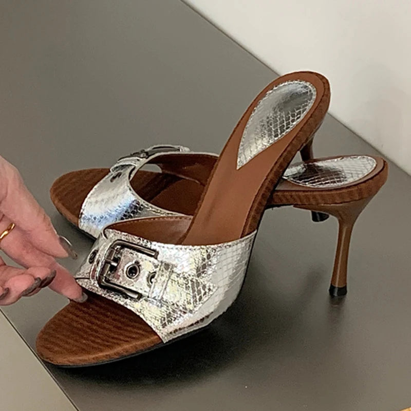 Mules donna Liyke con grande fibbia e tacco sottile