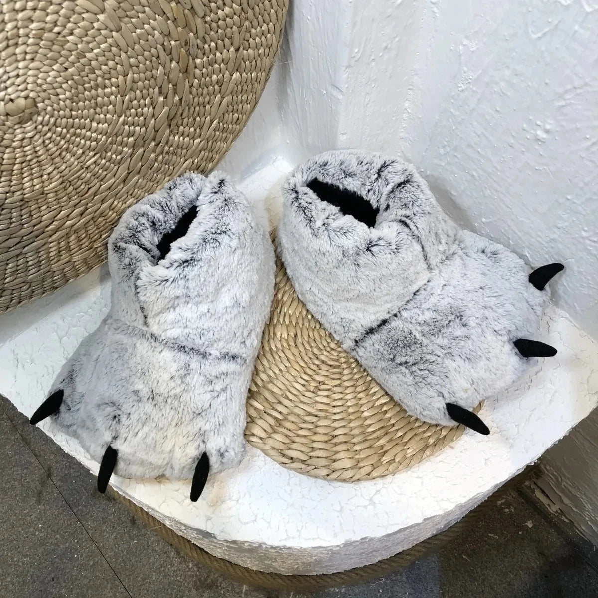 Novedosas zapatillas verdes peludas para mujer, con diseño de patas de animal, pelo sintético y caña alta; suaves y cálidas, tipo pantufla de interior, para cosplay de dibujos animados.